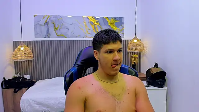 AlessandroFranco live cam on StripChat