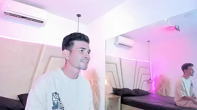 Luna_and_Axell webcam