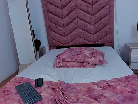 Alaia_Ferrer22 live cam on StripChat
