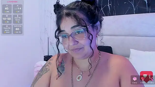 Reginavegaa live cam on StripChat