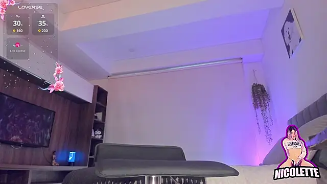 nicolette_tay's room
