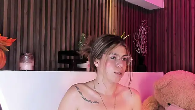 MiaTorres4 live cam on StripChat