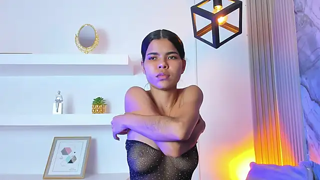 IsabellaMonet live cam on StripChat