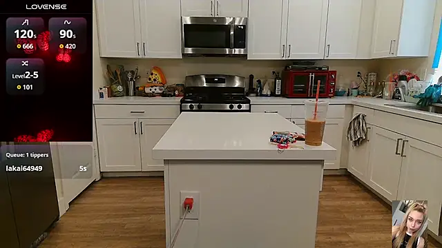 Blondiewithanass webcam