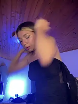 Isabella18_pink live cam on StripChat
