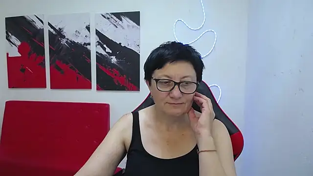EmilyL0ve live cam on StripChat