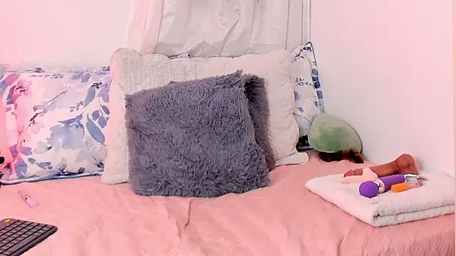 SarahRouge live cam on StripChat