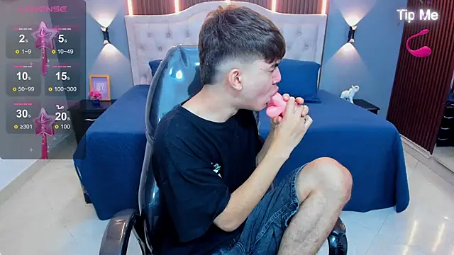 Tommy18__ live cam on StripChat