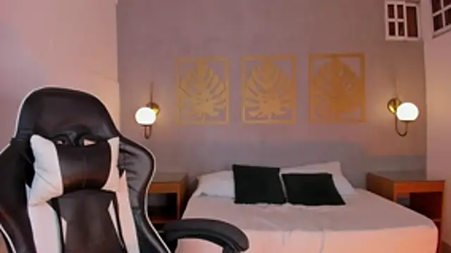 lia_sexx19 (F young) - striptease + pussy close to the camera