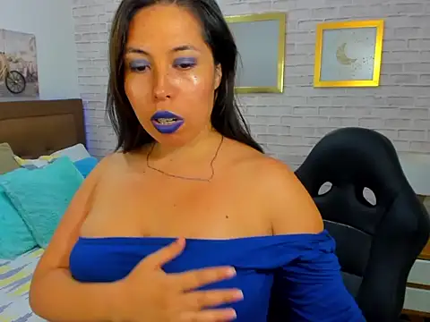 nikki_nikoll live cam on StripChat