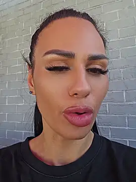KatiaDivine live cam on StripChat