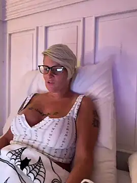 6psycokitty9 (F milf) - Naked play