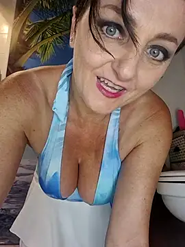 lucillabollente (F mature) - Quick striptease and oil body!🥵