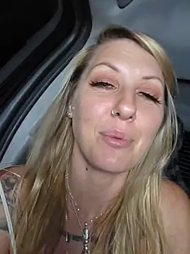 SheIsSomething webcam