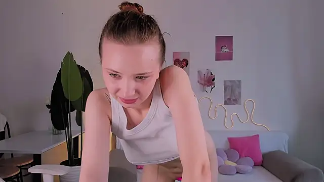 LittlePeach007 webcam