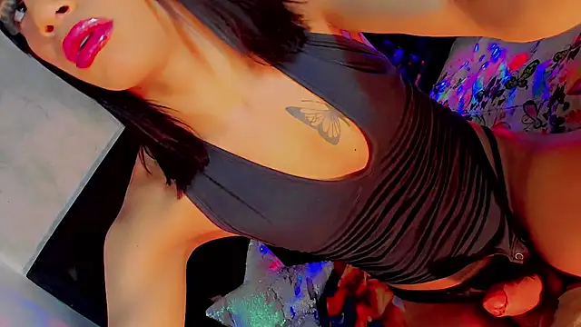 thehotdivas live cam on StripChat