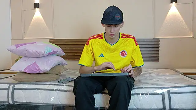Max_saenz live cam on StripChat