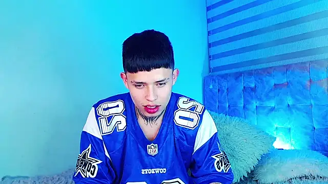 _justinmoon2 live cam on StripChat