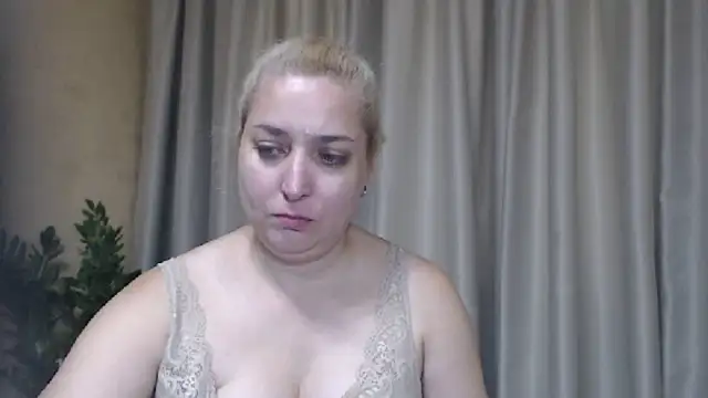 sweetpussy13 live cam on StripChat