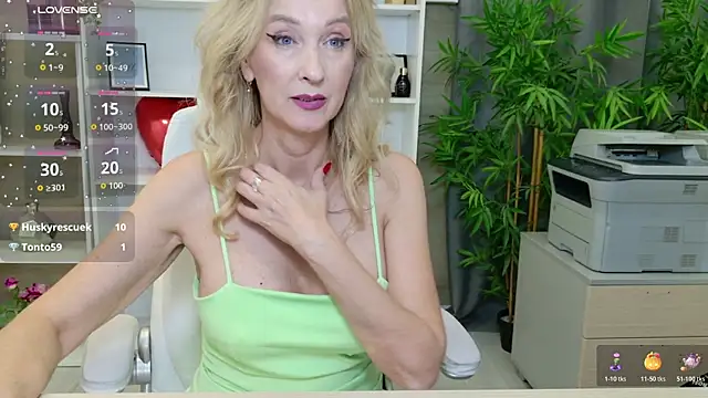 ladyleea (F mature) - Play with dildo between my boobs
