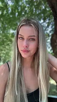 kikiwatson (F young) - Show boobs in public ❤️