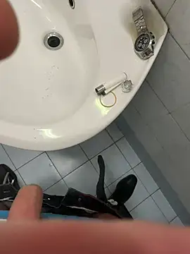 ragahotitalia (Ask my age) - QUALCOSINA CHE SGRILLETTA IL LATO B