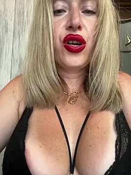 Kittenforyou live cam on StripChat