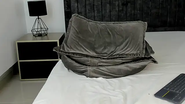 MiaKhal_ live cam on StripChat