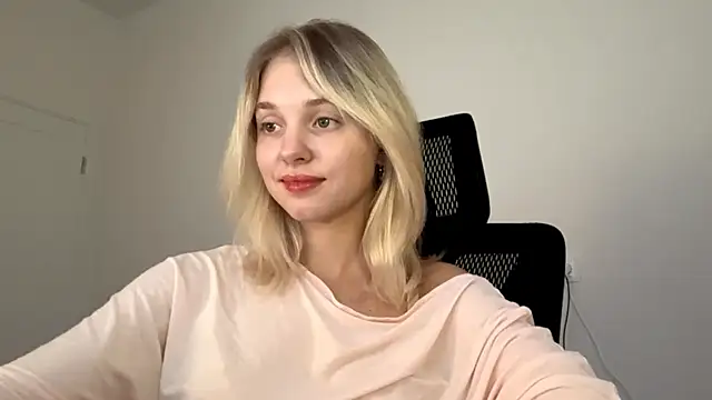 EveryoneEve live cam on StripChat