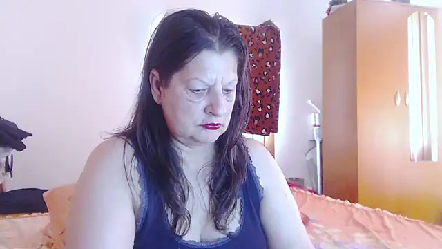 ExtasyMature live cam on StripChat