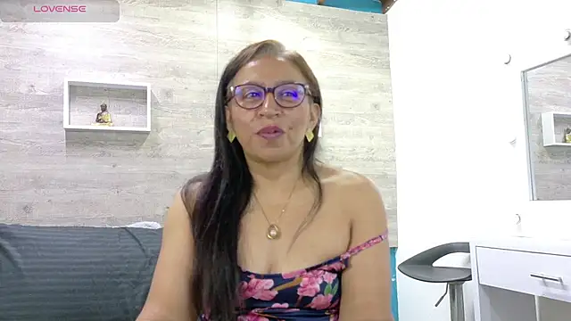 SoffieMature live cam on StripChat