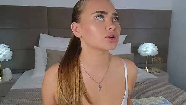 MonicaWestt webcam