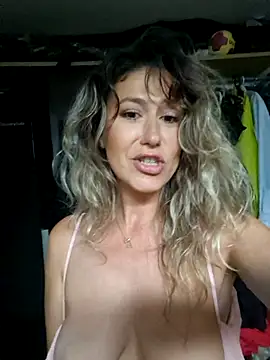 CelynaRoss Live Webcam on Stripchat