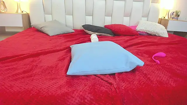 mask_red_girl webcam