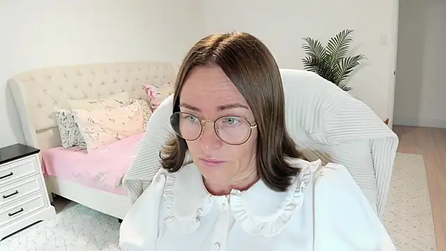 Vika73 live cam on StripChat