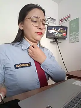 queen_linda1 (G young) - Pussy play under the desk💦🥵
