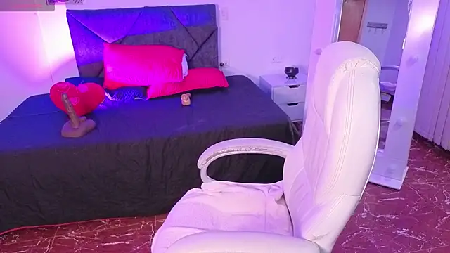_sharlotte777 live cam on StripChat