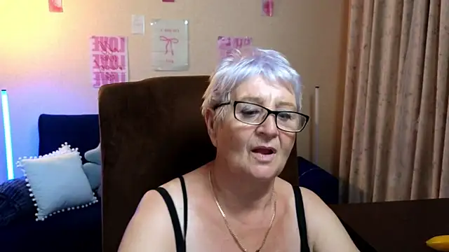 Sandra_Snowflake live cam on StripChat