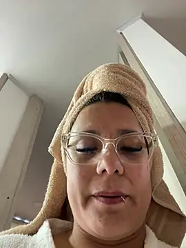 Pretty__Milf live webcam show