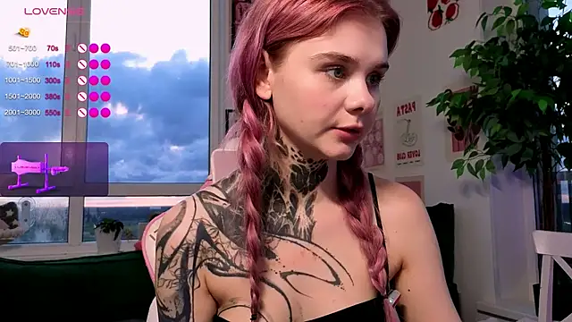 britney_lynch (F teen) - Show ass close to camera