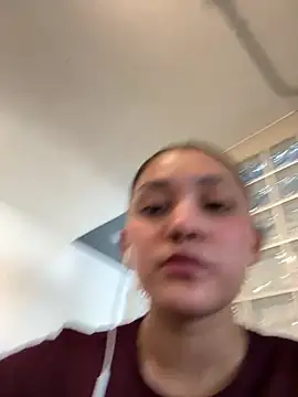 sisylucky (F young) - Enseña el coño de cerca