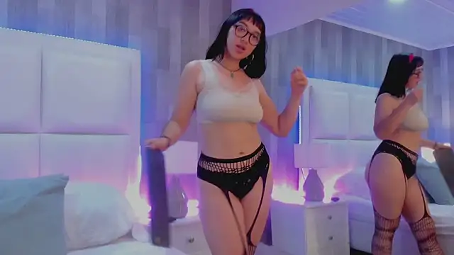 LilithBluum live cam on StripChat