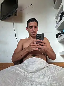 ikaro21 live cam on StripChat