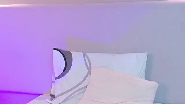 NaomiKlarc webcam