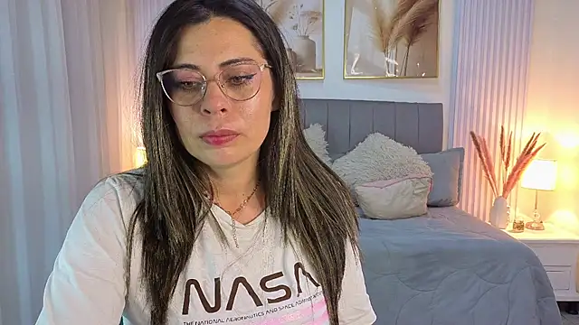 _lara1 (F milf) - Fuck pussy hard  and squirt