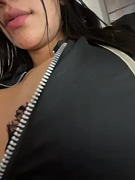 emmily_19 (F young) - NAKED AND BIGGG SQUIRTTT
