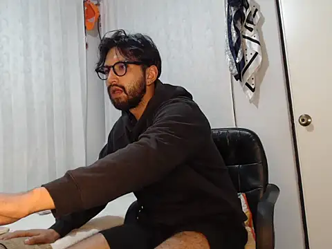 thomass1018 live cam on StripChat