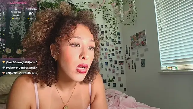 LyraCovee live webcam show