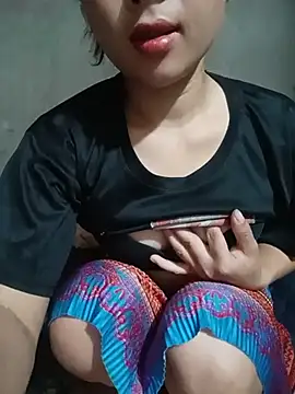HeresThuy22 live webcam
