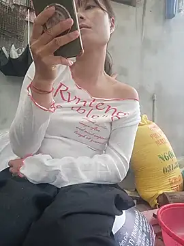 Linda-yiyi live webcam show